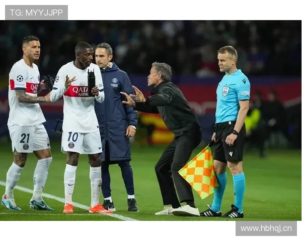 巴萨进攻体系过度依赖边路,面对密集防守时表现受限 巴萨进攻体系过度依赖边路,面对密集防守时表现受限